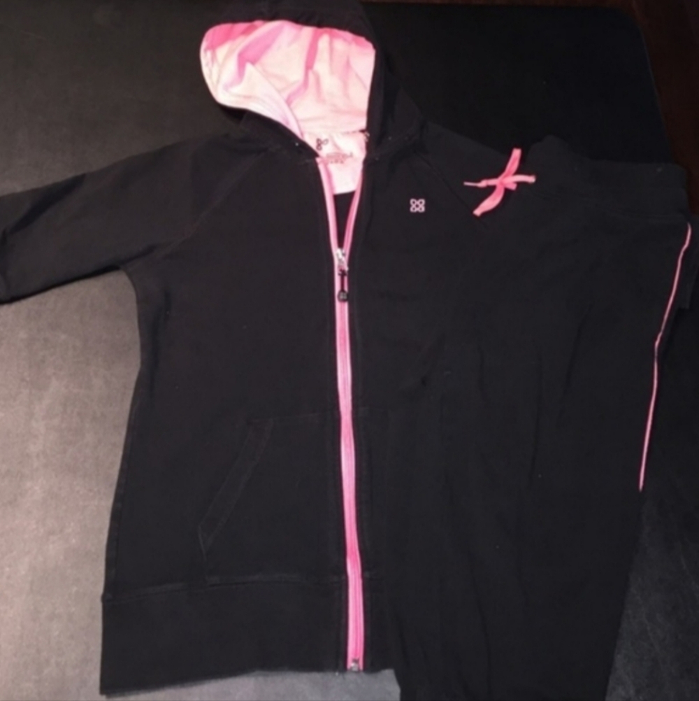 🩷🖤🩷(Reduced) Adorable 2-Piece Hot Pink & Black Capri Hoodie Active Set - XS/S - Picture 2 of 12